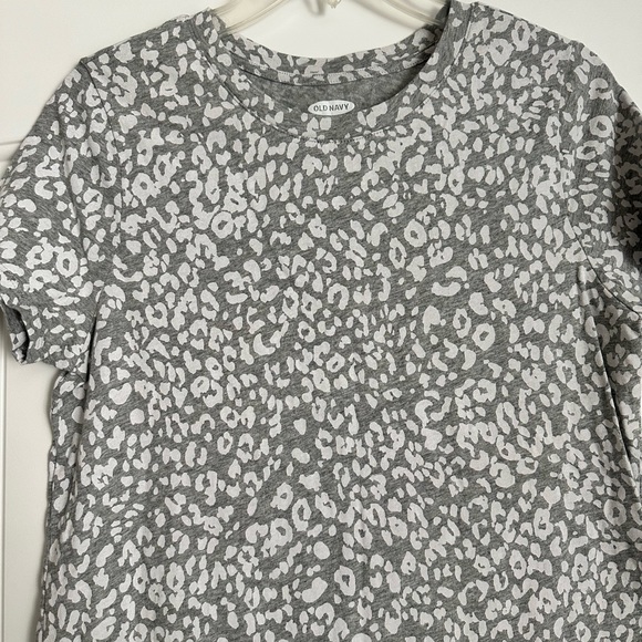 {Old Navy} EveryWear Patterned Short-Sleeve Tee in Grey Leopard - Picture 2 of 4